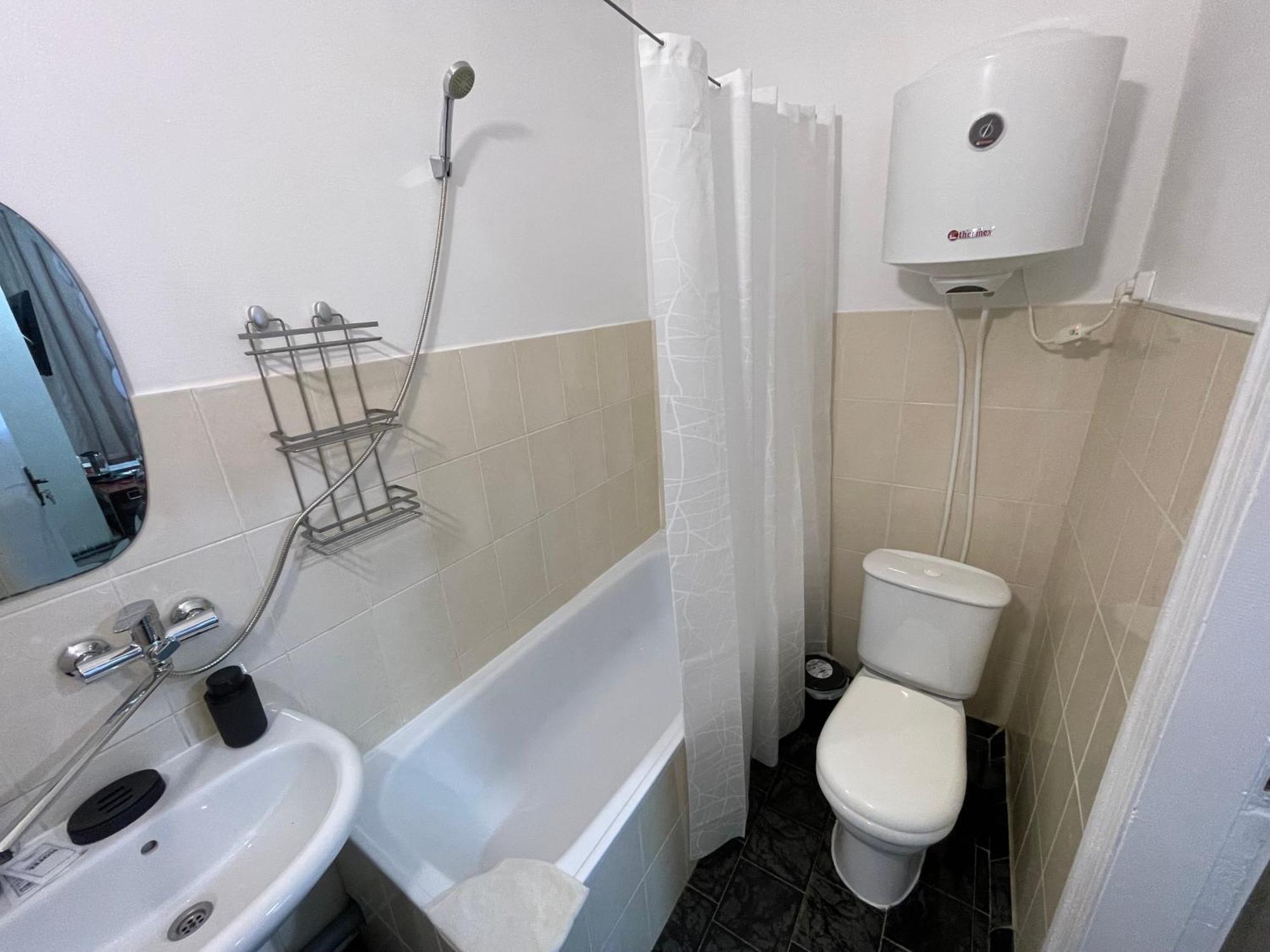 Medelean Hotel Comrat Екстериор снимка
