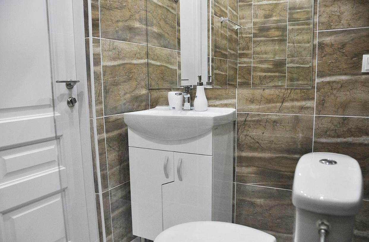Medelean Hotel Comrat Екстериор снимка