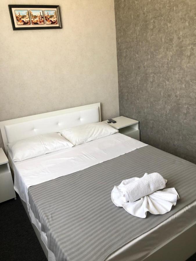 Medelean Hotel Comrat Екстериор снимка